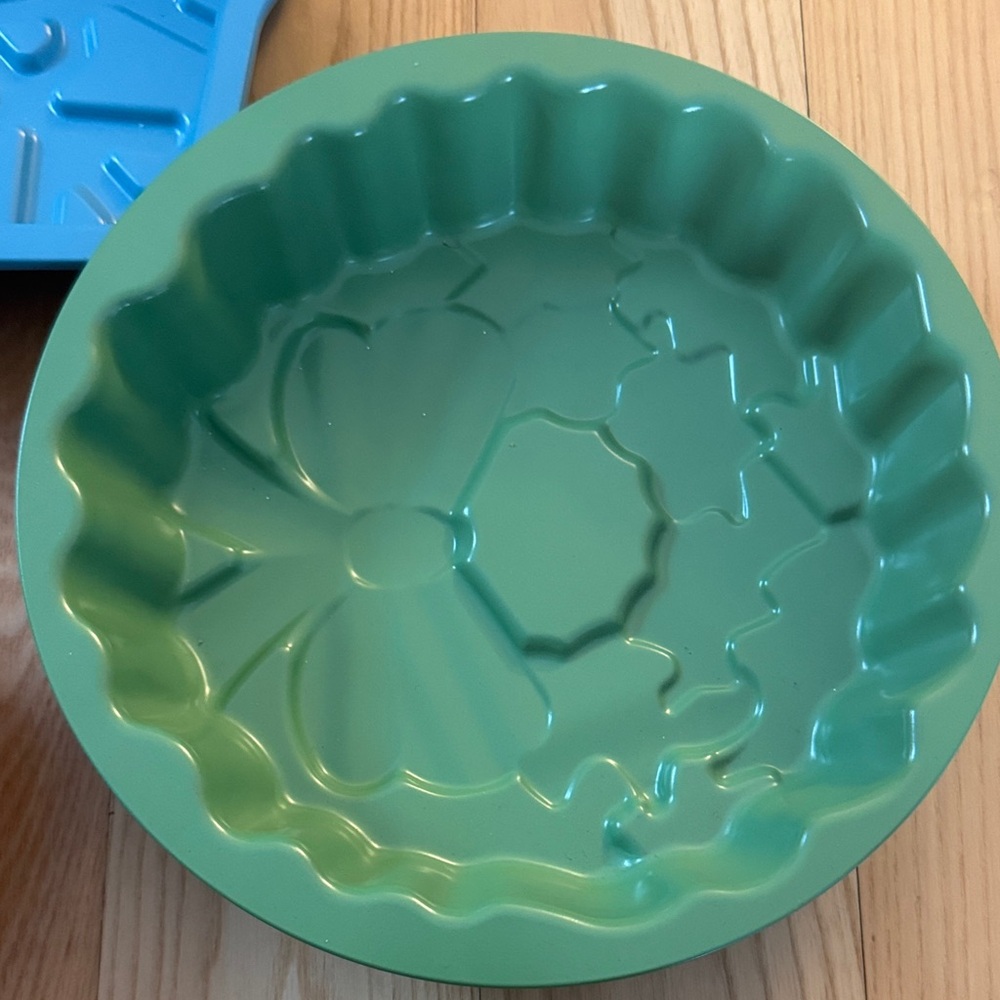 Set of 3 Christmas Metal Baking Dishes | Holiday Bakeware Stocking Wreath Snow - Picture 3 of 7